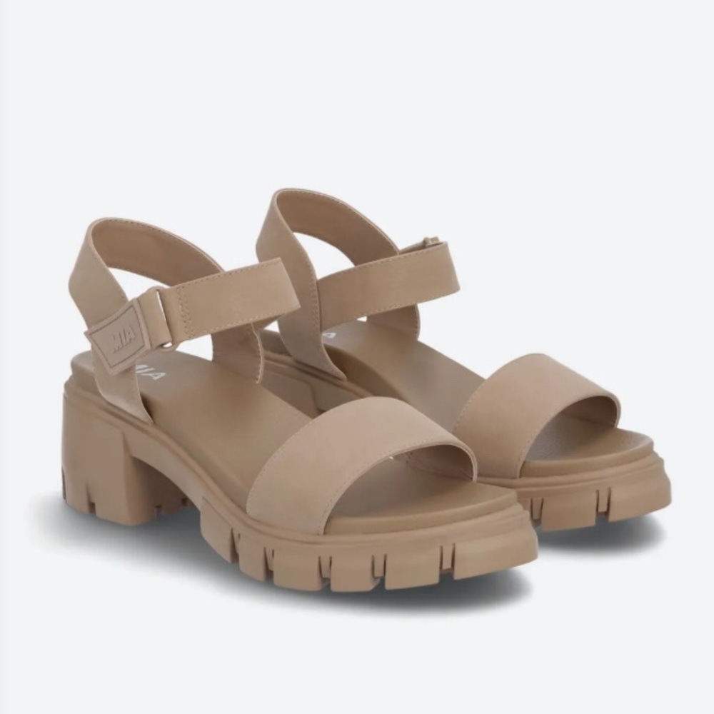 NWT MIA Taupe Chunky Platform Sandals